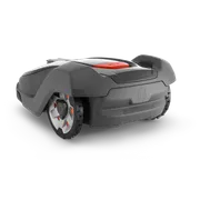 Vista trasera de un robot cortacésped de Husqvarna con su diseño y sus ruedas.