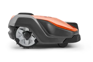 Vista lateral de um robô corta-relva Husqvarna apresentando o design das rodas.