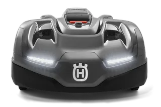 Вид спереду на роботизовану газонокосарку Husqvarna зі світлодіодними ліхтарями.