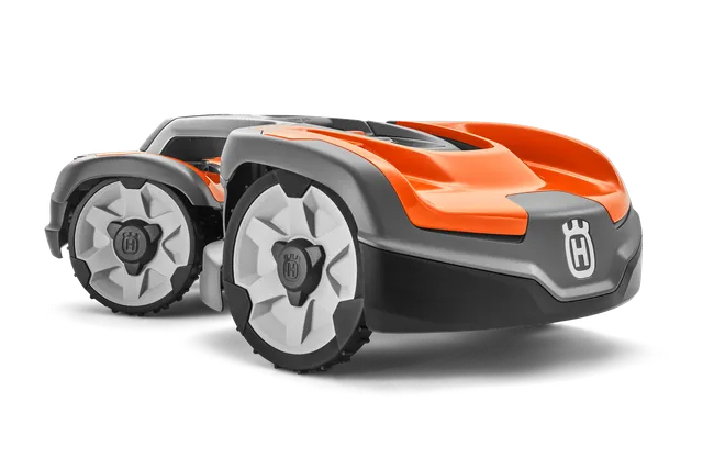 Vista lateral de un robot cortacésped Husqvarna con un diseño distintivo de las ruedas.
