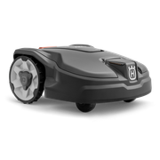 Seitenansicht eines Husqvarna Mähroboters mit sichtbaren Rädern und Markenlogo.