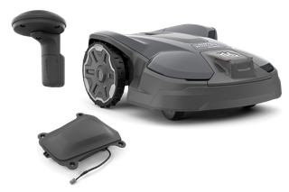 Vedere laterală a unei mașini de tuns iarba robotizate Husqvarna cu accesorii, inclusiv o stație de încărcare și un senzor.