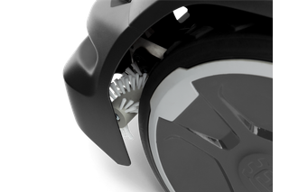 Nahaufnahme eines Mähroboters mit integrierter Reinigungsbürste.