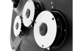 Trijų pjovimo peilių vaizdas iš arti vejapjovės agregate.