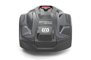 Husqvarna Automower®® 305E NERA. Vooraanzicht van een Husqvarna-robotmaaier.