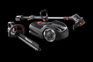 Vy framifrån av Husqvarnas trädgårdsredskap, inklusive en robotgräsklippare och en häcksax.
