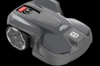 Vy från sidan av en Husqvarna Automower med synliga varumärken och kontrollknappar.