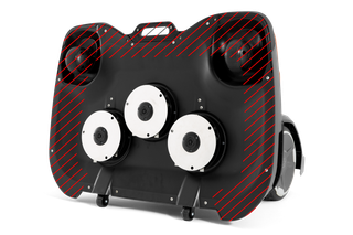 Roboto vejapjovės vaizdas apačioje, kuriame matyti pjovimo peiliai ir ratai.