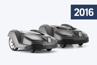 Дві роботизовані газонокосарки Husqvarna, виставлені поруч, демонструючи їхній дизайн.