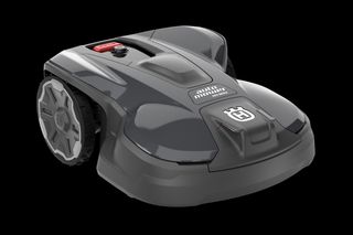 Vista frontale di un robot tagliaerba con pulsanti di comando visibili.