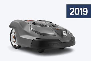 Вид збоку на роботизовану газонокосарку Husqvarna з накладенням 2019 року.
