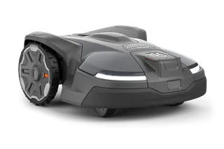 En robotgräsklippare från Husqvarna visar upp sin eleganta design från sidan.