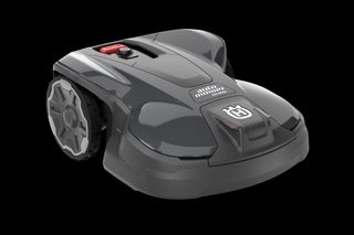 Seitenansicht eines Husqvarna Mähroboters auf weißem Hintergrund.