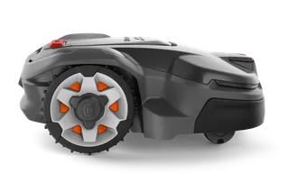 Vista lateral de un robot cortacésped Husqvarna con un diseño distintivo de las ruedas.
