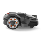 Vista lateral de un robot cortacésped Husqvarna con un diseño distintivo de las ruedas.