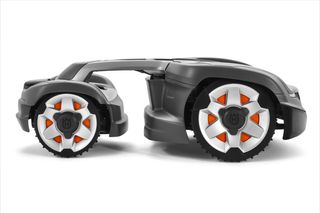 Bočni pogled na Husqvarna robotsku kosilicu s prepoznatljivim dizajnom kotača.
