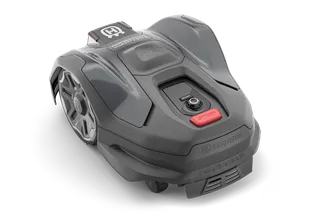 Seitenansicht eines Husqvarna Mähroboters mit sichtbarem Bedienfeld und Stopptaste.
