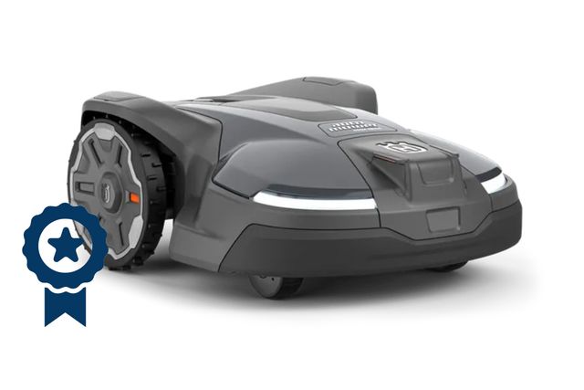 Vue latérale d’un robot tondeuse avec une icône de badge en superposition.