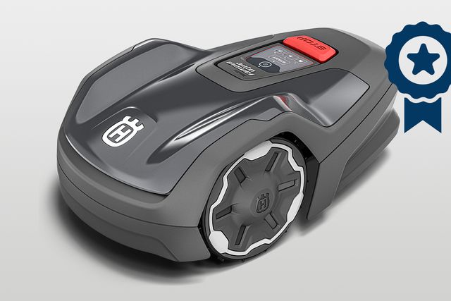Husqvarna digitaalse ekraaniga robotniiduk, mida näidatakse stuudiokeskkonnas.