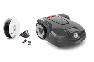 Edestä view Husqvarna-robottiruohonleikkurista lisävarusteineen, kuten rajoituskaapeli ja liittimet.