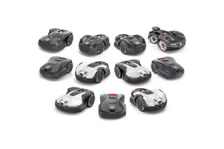 Vista superior de diez robots cortacésped dispuestos en un patrón de cuadrícula.