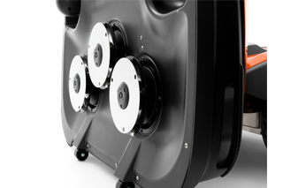 "Husqvarna" komercinės priekinės vejapjovės pjovimo agregato su trimis ašmenimis vaizdas iš arti.