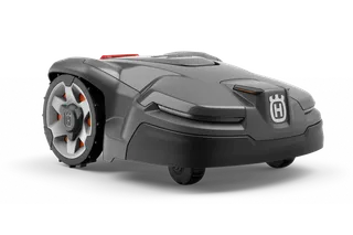 Vista lateral de un robot cortacésped Husqvarna con un diseño distintivo de las ruedas.