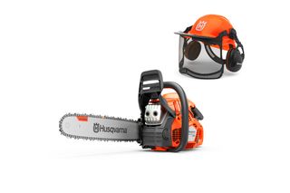 Studiobilde fra siden av en motorsag fra Husqvarna med skogshjelm med nettingvisir og øreklokker.