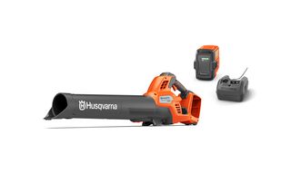Sidebilde av en håndholdt løvblåser fra Husqvarna med batteripakke og lader, studiobilde.