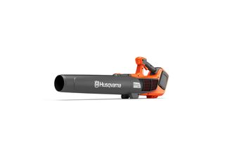 Studiobilde fra siden av en batteridrevet håndholdt løvblåser fra Husqvarna.