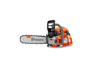 Sidebilde av en Husqvarna-motorsag som viser sverd, kjede og fremre håndtak; studio skutt.