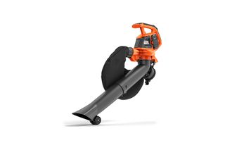 Tre kvarters studio med utsikt over en løvblåser/-suger fra Husqvarna med oppsamlingspose og hjulmunnstykke.