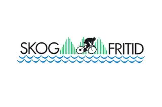 "SKOG FRITID" logó: kerékpáros sziluett zöld erdősáv és kék hullámok felett.