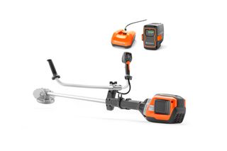 Husqvarna batteridrevet ryddesag med metallkniv, vist med batteripakke og lader.