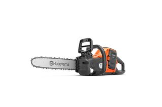 Sidebilde av en batteridrevet motorsag fra Husqvarna som viser sverd, kjede og batterihus.