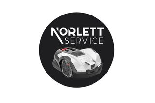 Et sirkelmerke med teksten "NORLETT SERVICE" og illustrasjon av robotgressklipperen.