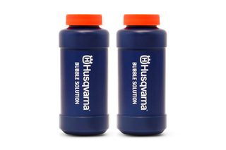 Due flaconi della soluzione a bolle d'aria Husqvarna con marchio visibile.