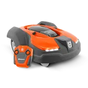 Vue de face d’un robot tondeuse Husqvarna avec une télécommande.