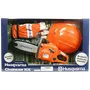 Husqvarna Motorsägen-Set für Kinder ab 3 Jahren, bestehend aus Spielzeug-Motorsäge, Helm und Handschuhen.