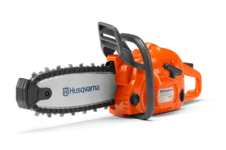 Вид ланцюгової пилки Husqvarna збоку з видимими брендовими знаками та деталями ланцюга.