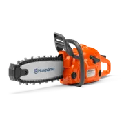 Вид ланцюгової пилки Husqvarna збоку з видимими брендовими знаками та деталями ланцюга.