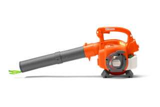 Løvblåser fra Husqvarna sett fra siden med synlig motor og munnstykke.