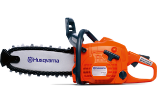 Вид збоку на ланцюгову пилку Husqvarna моделі 440, на якій видно її ергономічну ручку та ланцюг.