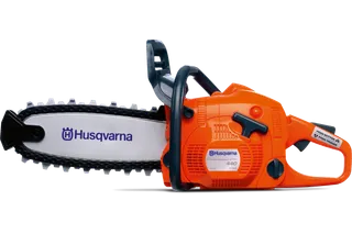 Вид збоку на ланцюгову пилку Husqvarna моделі 440, на якій видно її ергономічну ручку та ланцюг.