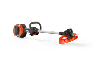 Widok z boku akumulatorowej podkaszarki do trawy Husqvarna.