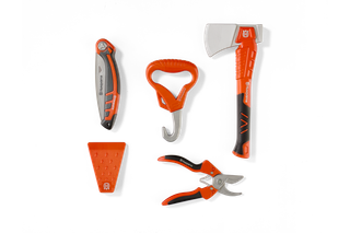 Vista dall'alto di vari attrezzi da giardino Husqvarna, tra cui ascia, coltello, gancio, cuneo e cesoie.