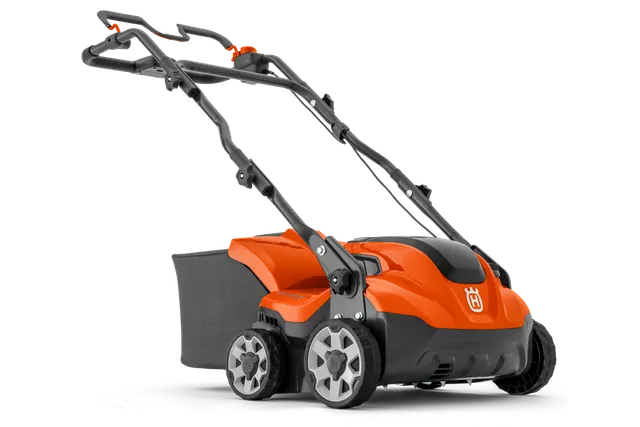 Вигляд збоку на акумуляторну газонокосарку Husqvarna.