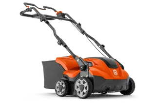 Vy från sidan av en batteridriven gräsklippare från Husqvarna.