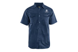 Husqvarna Werkstatt-Twill-Hemd kurz marine. Vorderansicht eines kurzärmeligen Arbeitsshirts mit Husqvarna-Logo und geknöpften Taschen.
