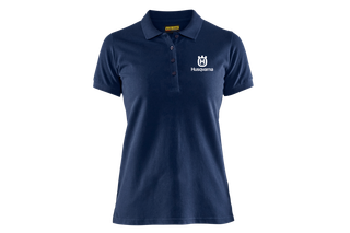 Husqvarna Poloshirt Damen, marine. Vorderansicht eines marineblauen Poloshirts mit Husqvarna Logo auf der Brust.